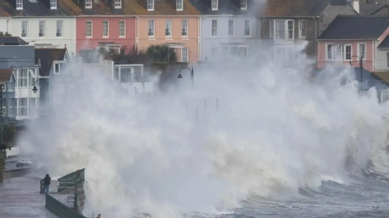 El hurac&aacute;n Ophelia levant&oacute; olas de hast 10 metros en Irlanda. YouTube.