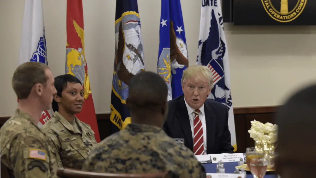 Trump desayuna con militares en la Base A&eacute;rea MacDill, en Florida. / gov.us