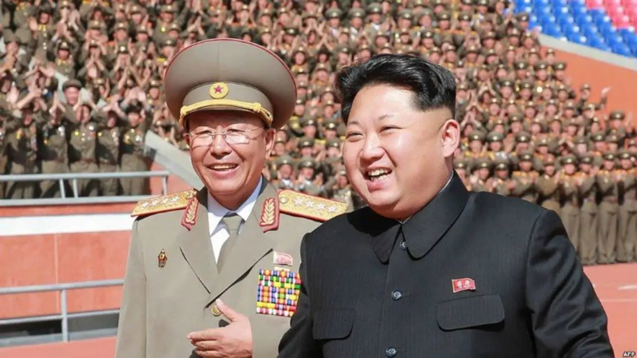 Kim Jong-un, l&iacute;der supremo de Corea del Norte, junto a un general del servicio militar. / Business Insider