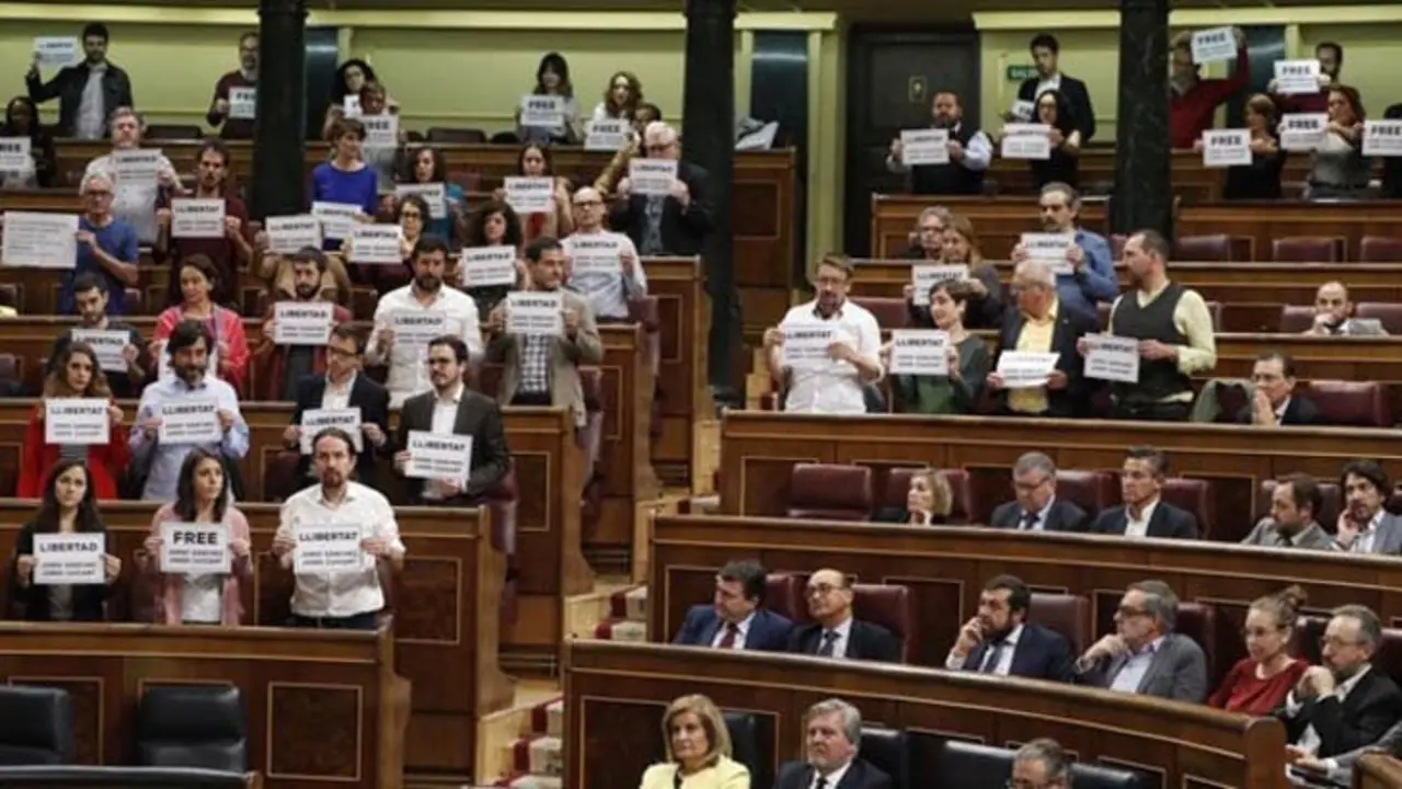 Los carteles levantados por los diputados./ RRSS