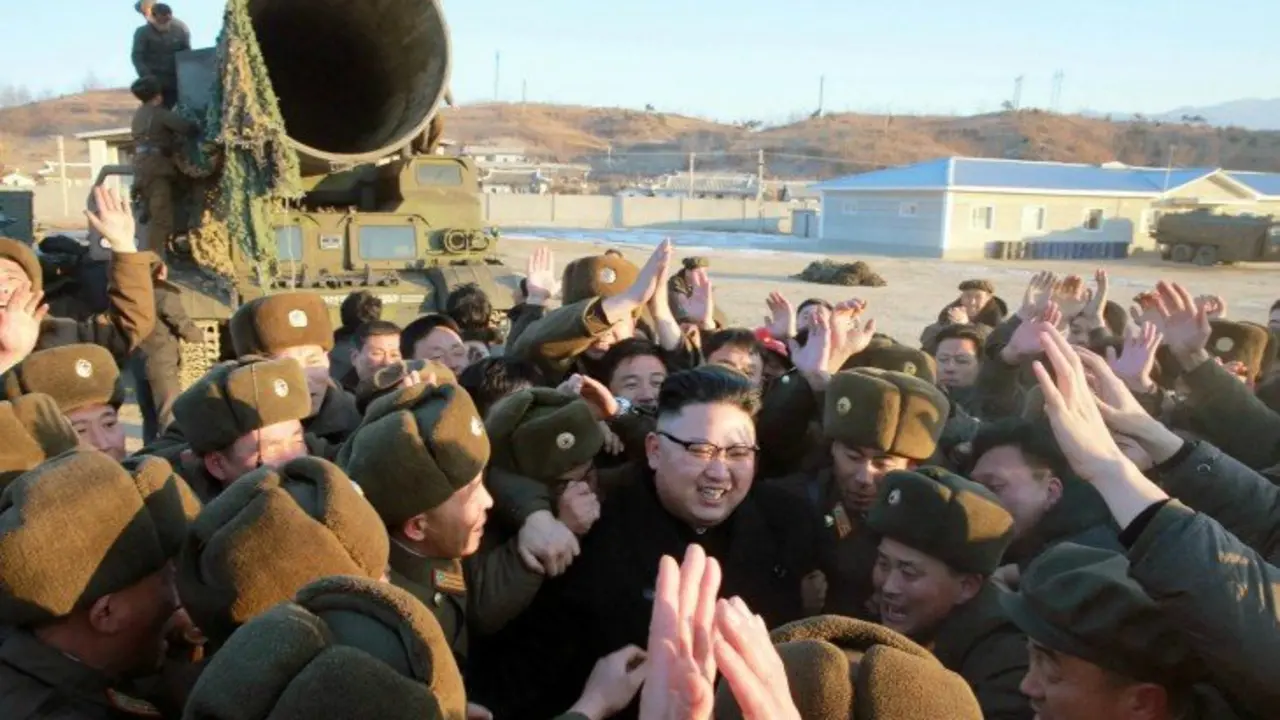 Kim Jong-un, l&iacute;der supremo de Corea del Norte, rodeado del servicio militar de la naci&oacute;n. Independent.ie