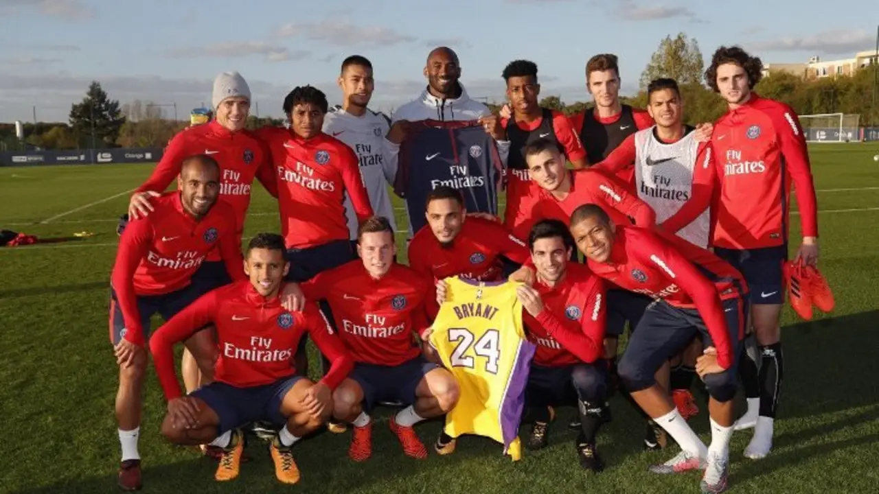 Kobe Bryant junto a la plantilla de PSG