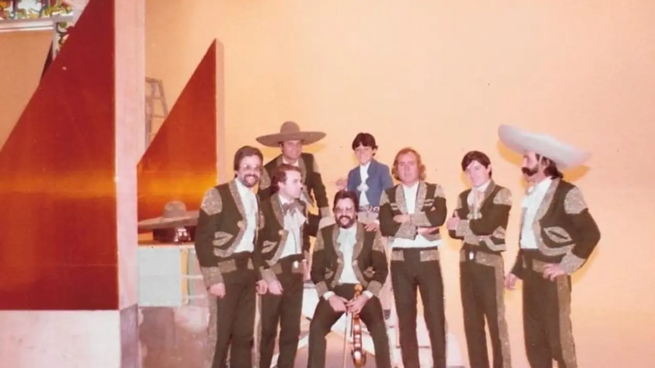 Los hermanos Amor en su época mariachi con Pedrito Fern&aacute;ndez. / Mundiario