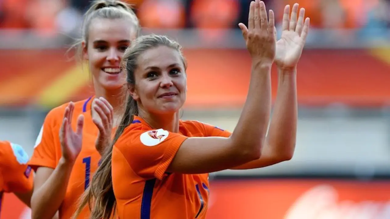 Lieke Martens (primer plano), ganadora al premio The Best en la rama femenina. / Twitter-ESPN Datos