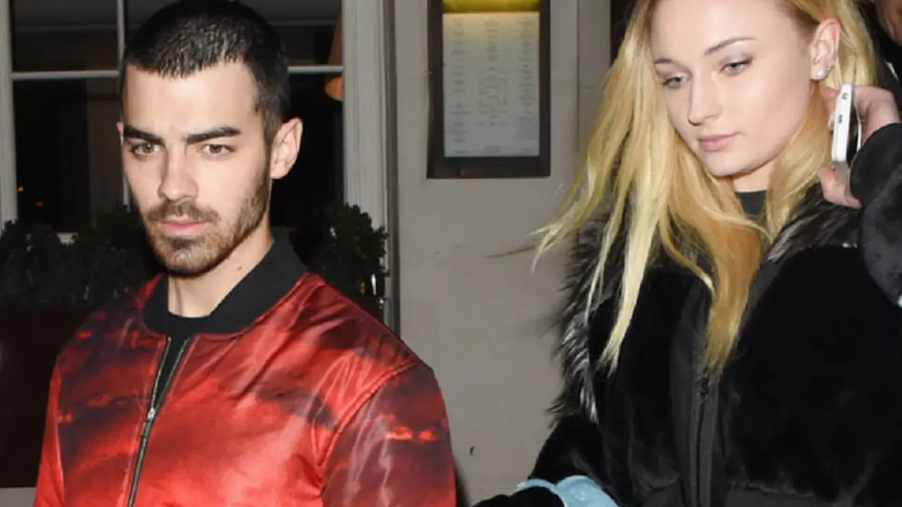 Joe Jonas, cantante, y Sophie Turner, actriz. RR SS.