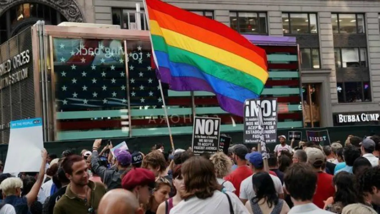 Protesta contra el mandatario Donald Trump por su veto a personas transexuales en el Ej&eacute;rcito. / Twitter