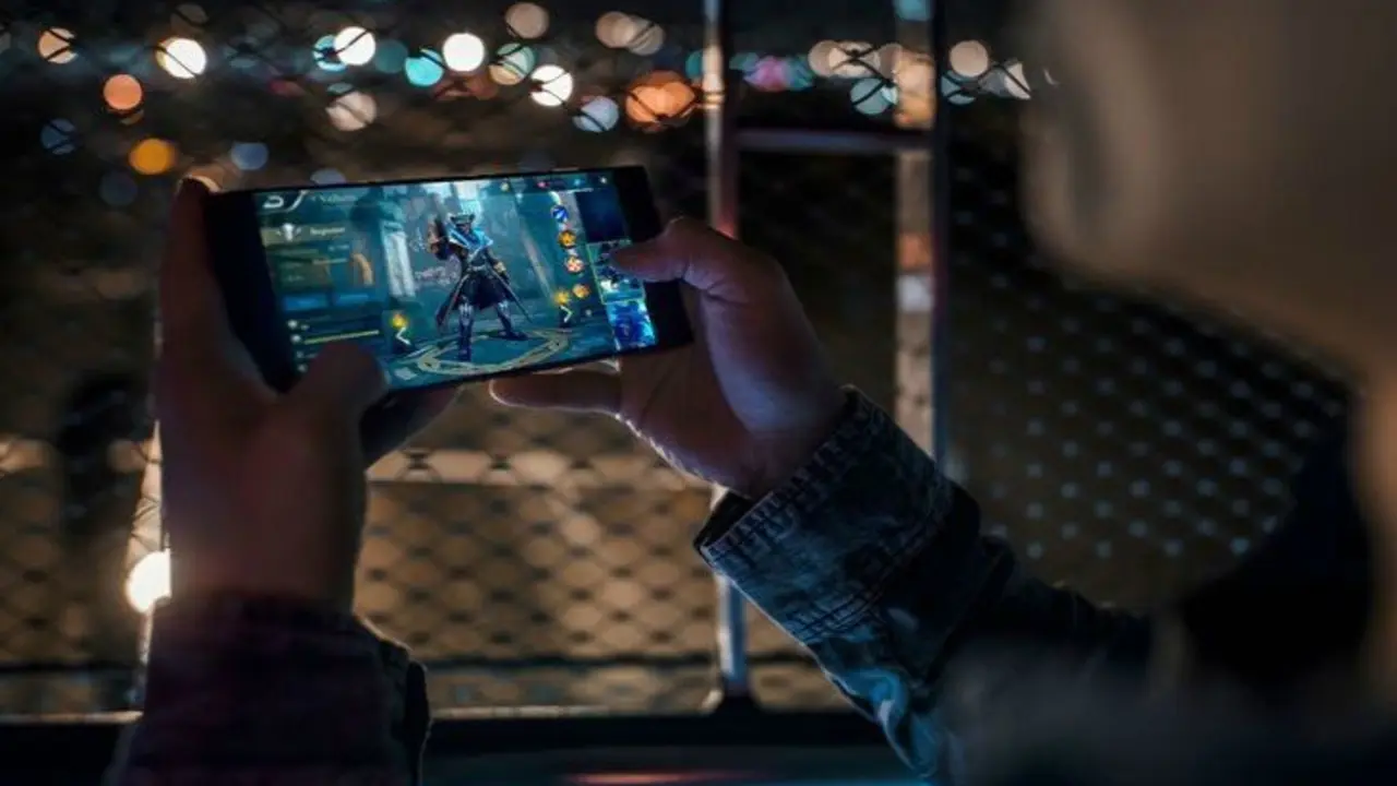 Hombre jugando con el Razer Phone. Razer