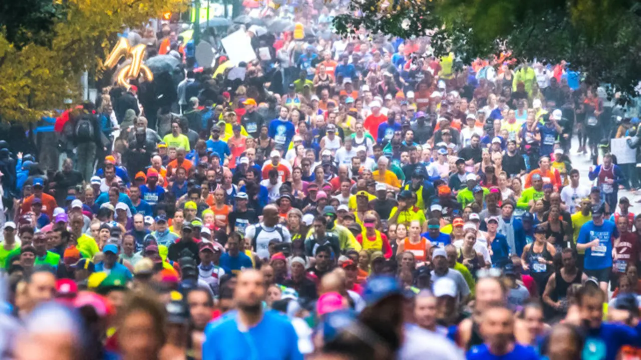 Corredores llenan la Quinta avenida a pesar de la lluvia durante la Marat&oacute;n de Nueva York el 5 de Noviembre de 2017. Foto: Enrique Shore