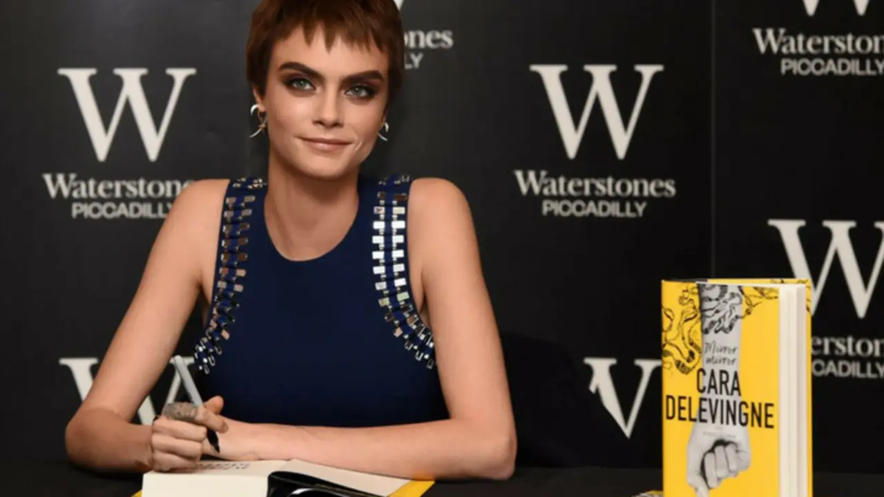 Cara Delevingne, autora, modelo y actriz, en la presentaci&oacute;nde su novela Mirror Mirror.. Pinterest.