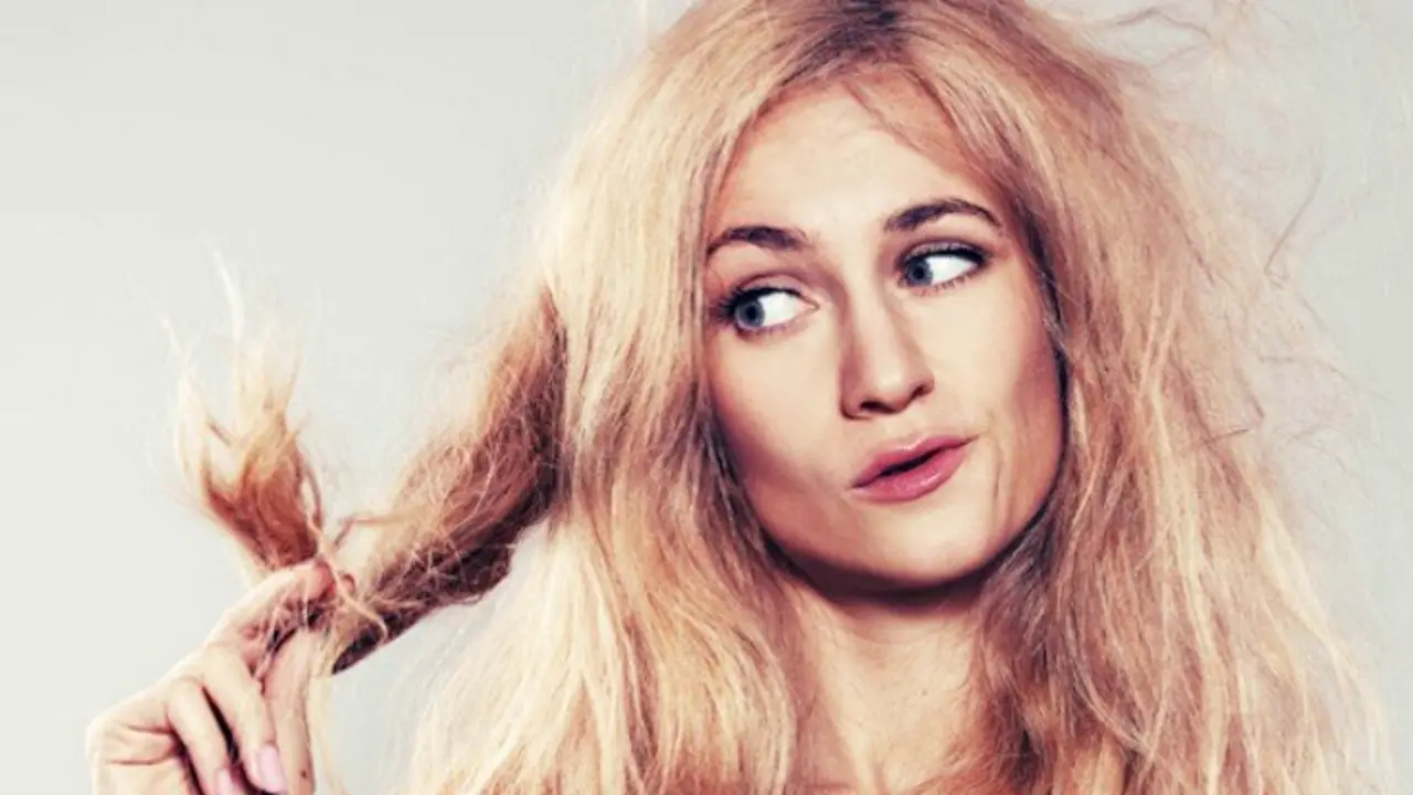 Mujer con el cabello maltratado. / stellar.ie