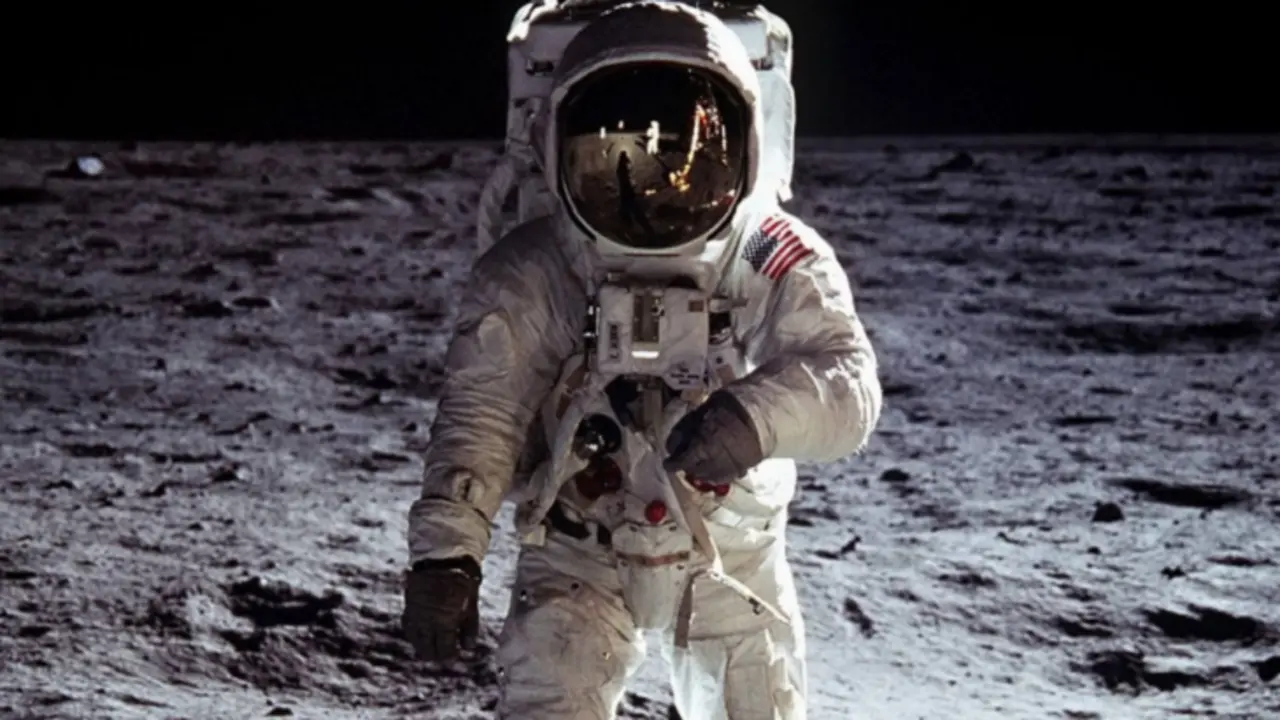 Astronauta en el espacio. / RR SS.