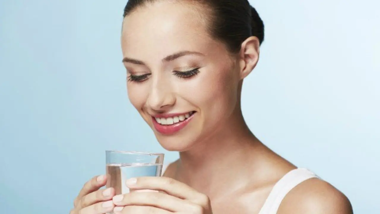 Una mujer con un vaso de agua. / zena.cz
