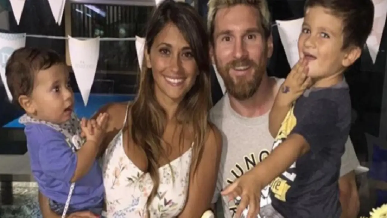 Messi con Antonela y sus dos hijos.
