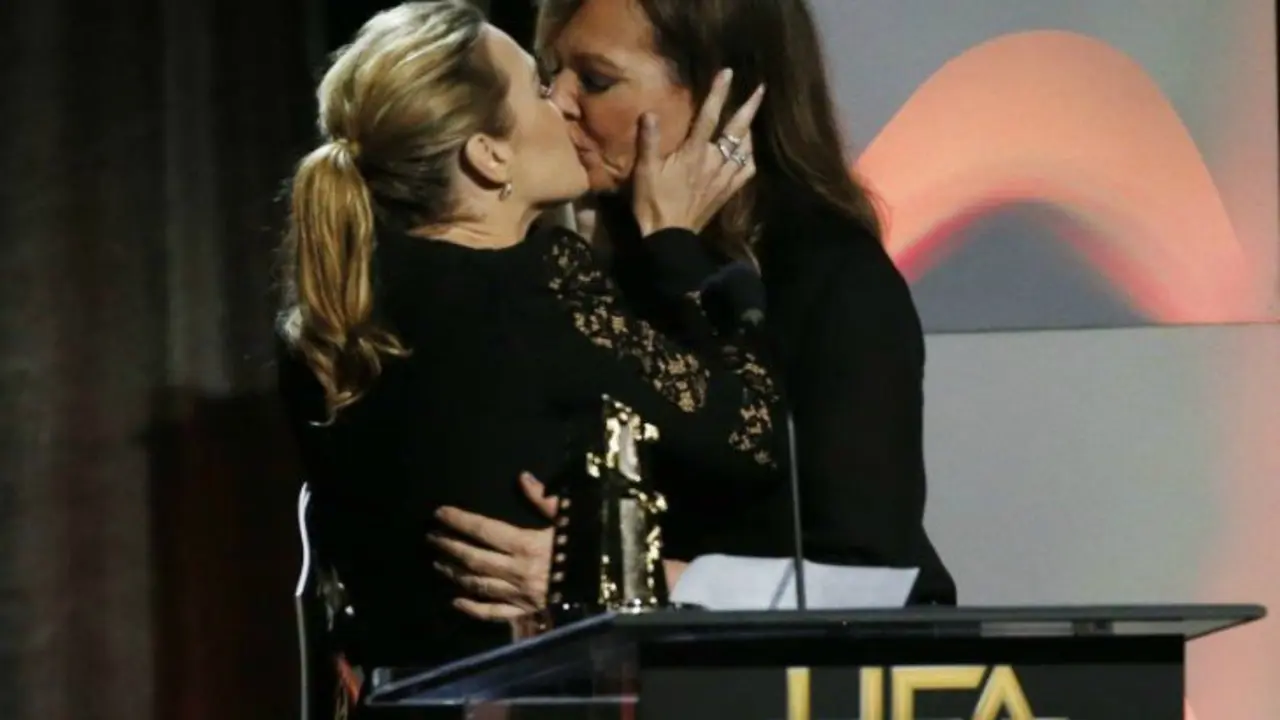 Beso entre las actrices Kate Winslet y Allison Janney. Entertainment Tonight