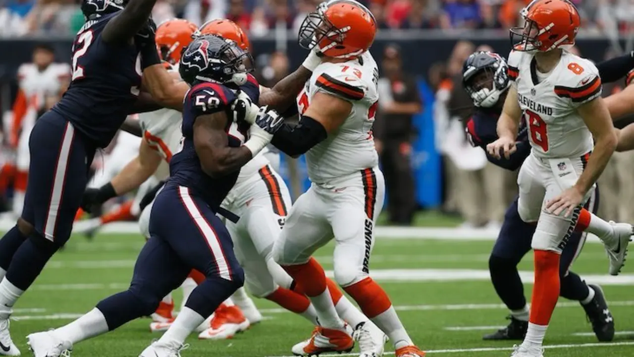 Los Houston Texans (azul) y los Cleveland Browns (blanco), son dos de los peores equipos de la NFL.
