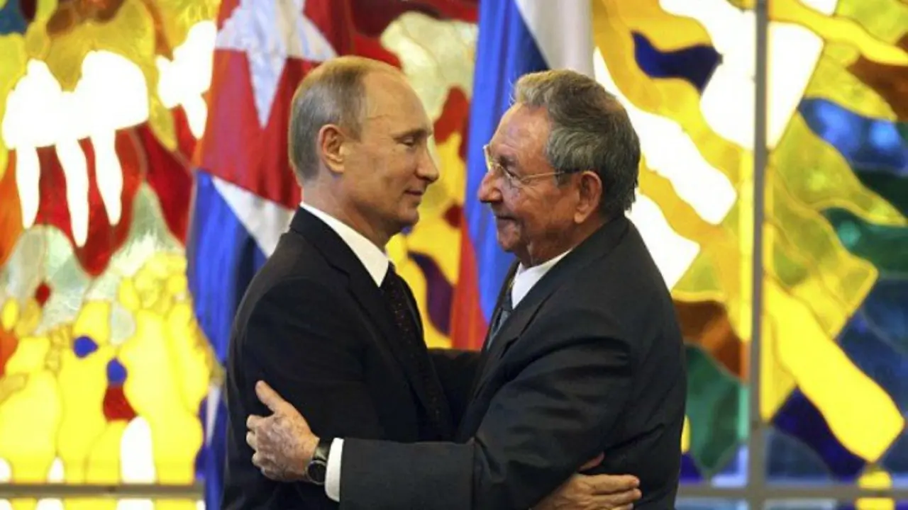 Abrazo entre los presidentes de Rusia, Vladimir Putin, y Cuba, Ra&uacute;l Castro. Daily Mail