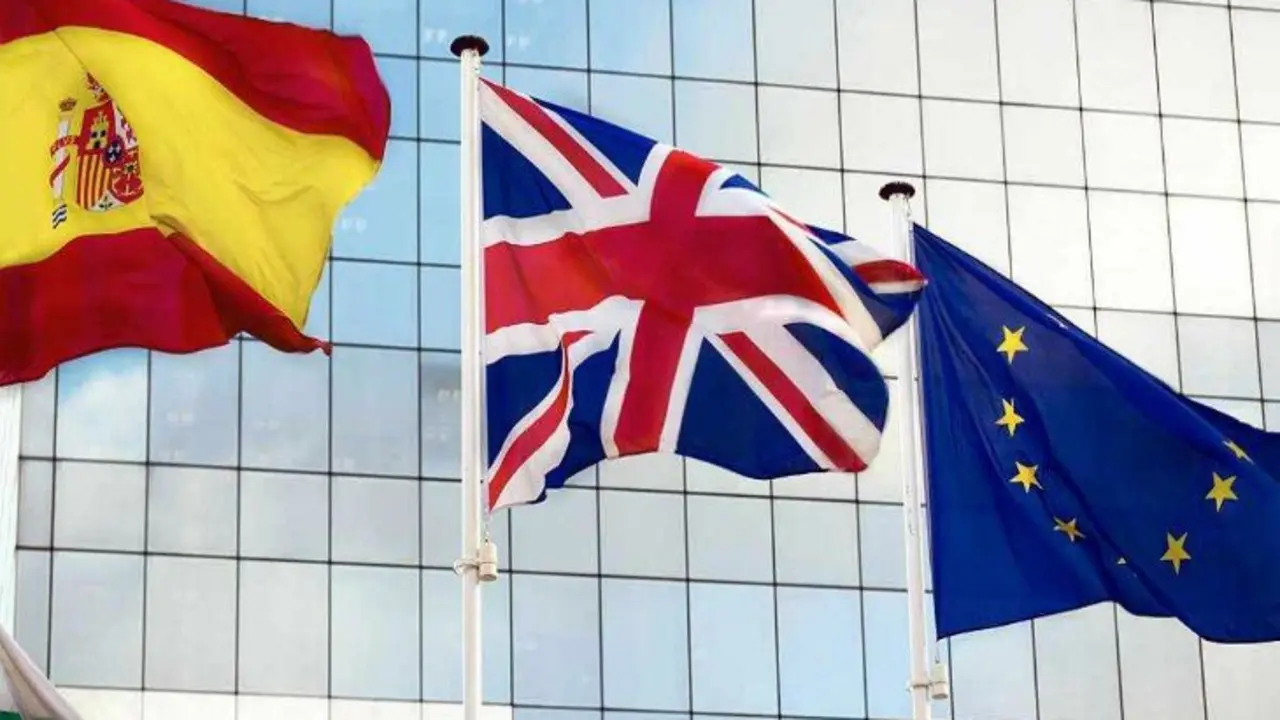 Banderas de Espa&ntilde;a, Reino Unido y la Uni&oacute;n Europea. RTVE.es