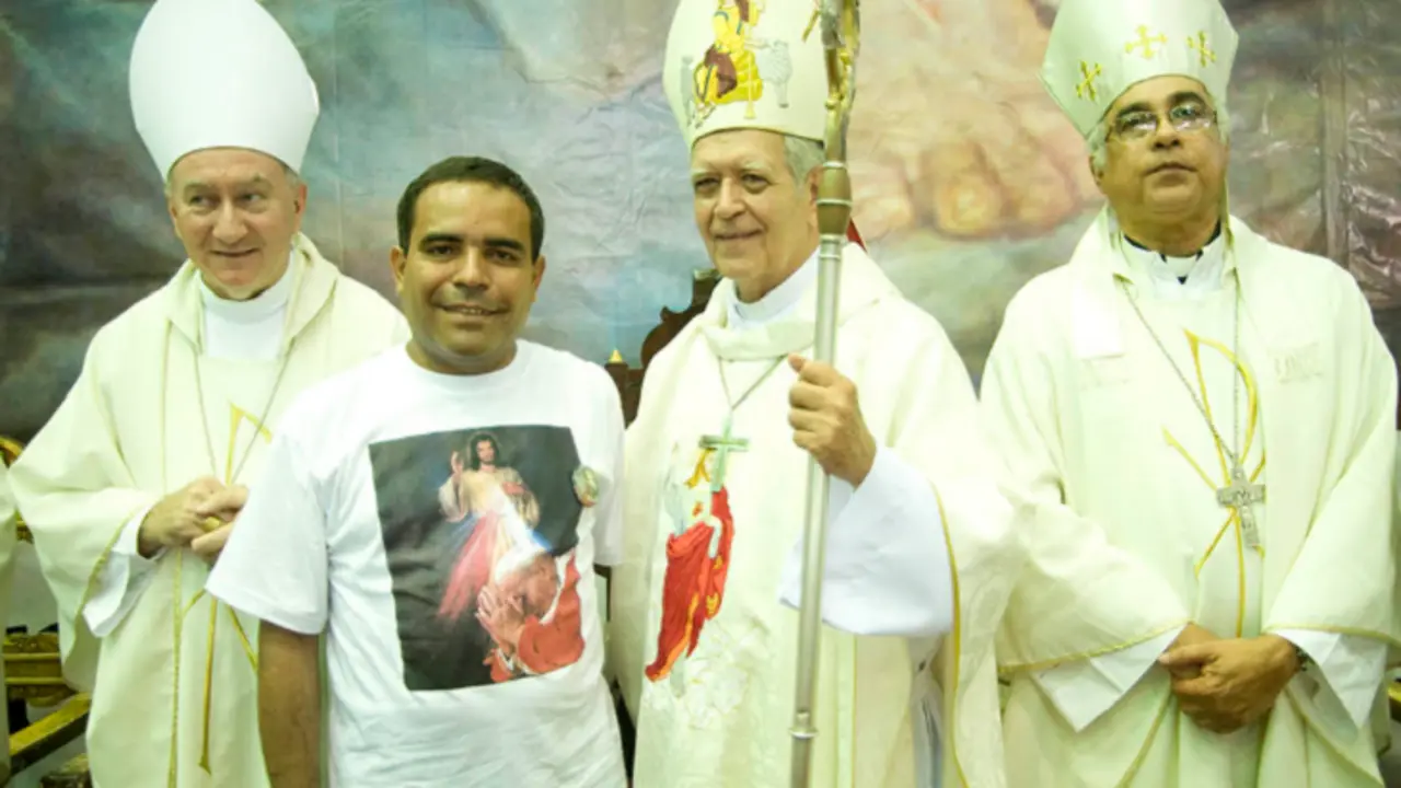 Adri&aacute;n Guacar&aacute;n durante su visita a Juan Pablo II en el Vaticano.