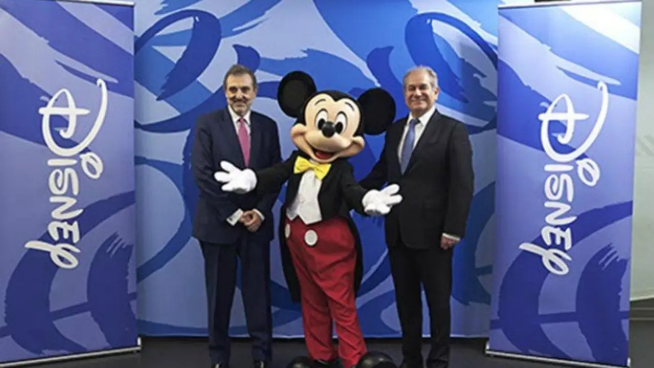 Luis Miguel Gilp&eacute;rez, presidente de Telef&oacute;nica Espa&ntilde;a, y Sim&oacute;n Amselem, Consejero Delegado de The Walt Disney Company Espa&ntilde;a a Mickey Mouse. Twitter