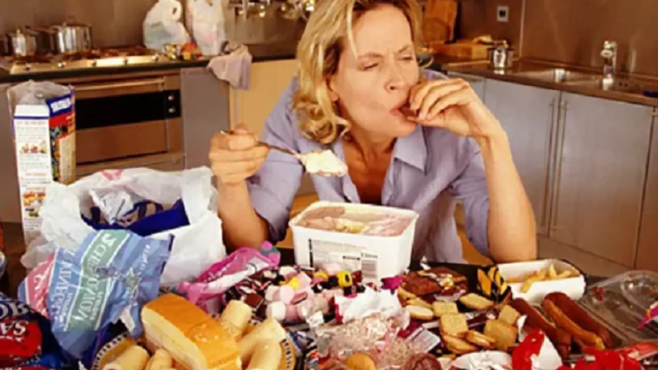 Mujer comiendo sin control.