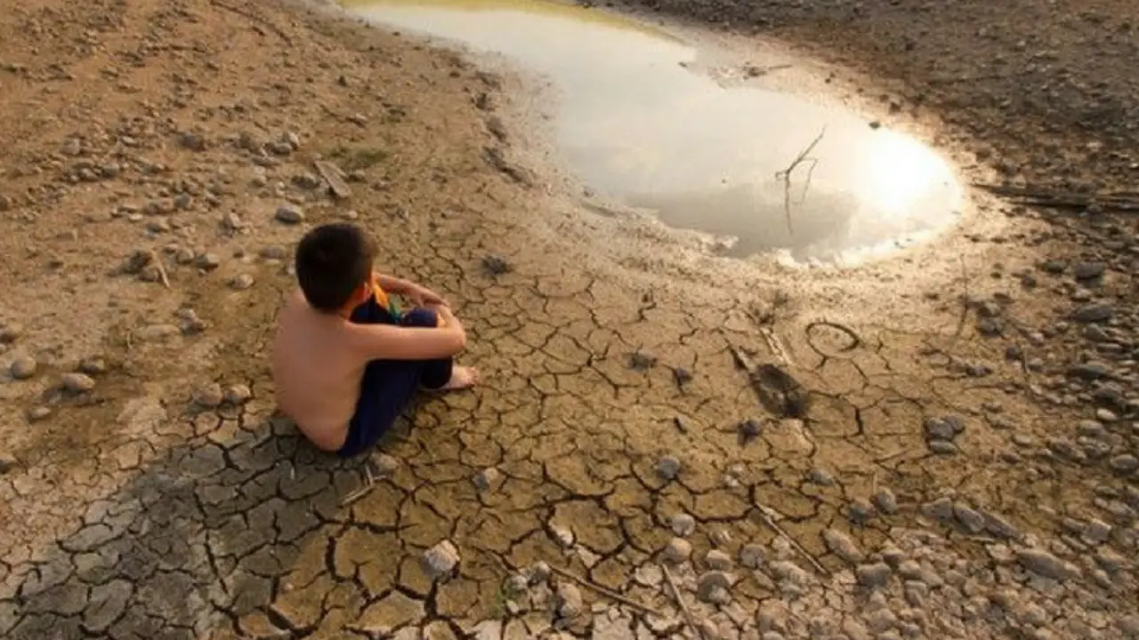 Un ni&ntilde;o ante los efectos del cambio clim&aacute;tico. / RR SS