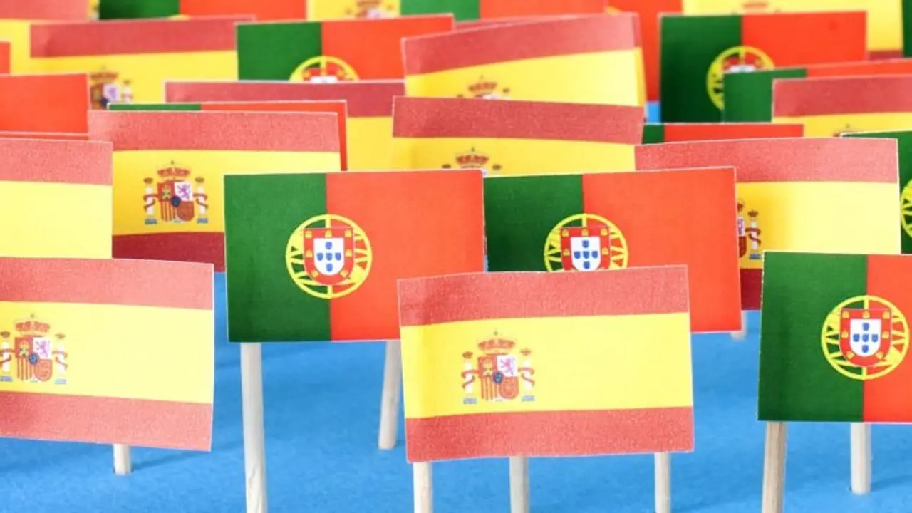 Banderas de Portugal y de España.
