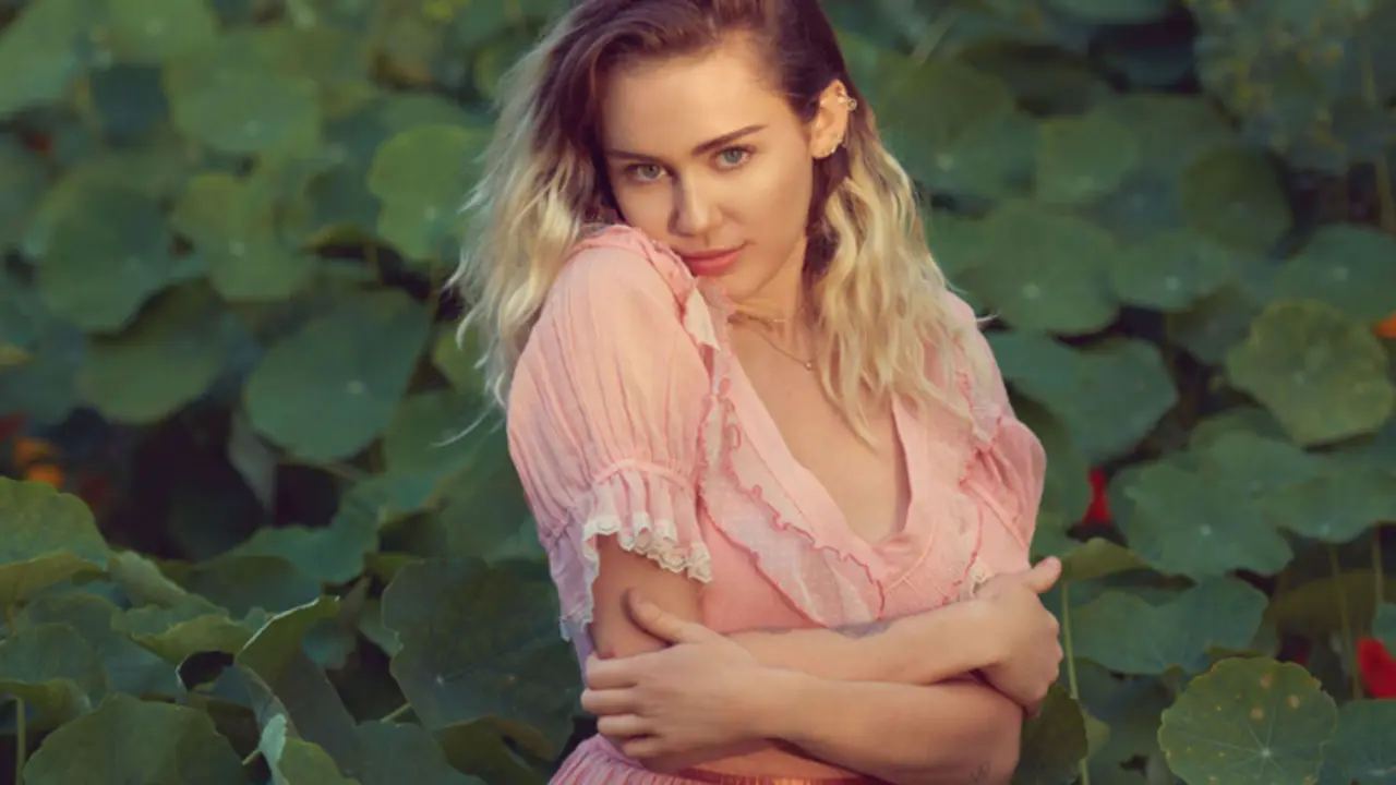 Miley Cyrus, cantante y actriz. Billboard.