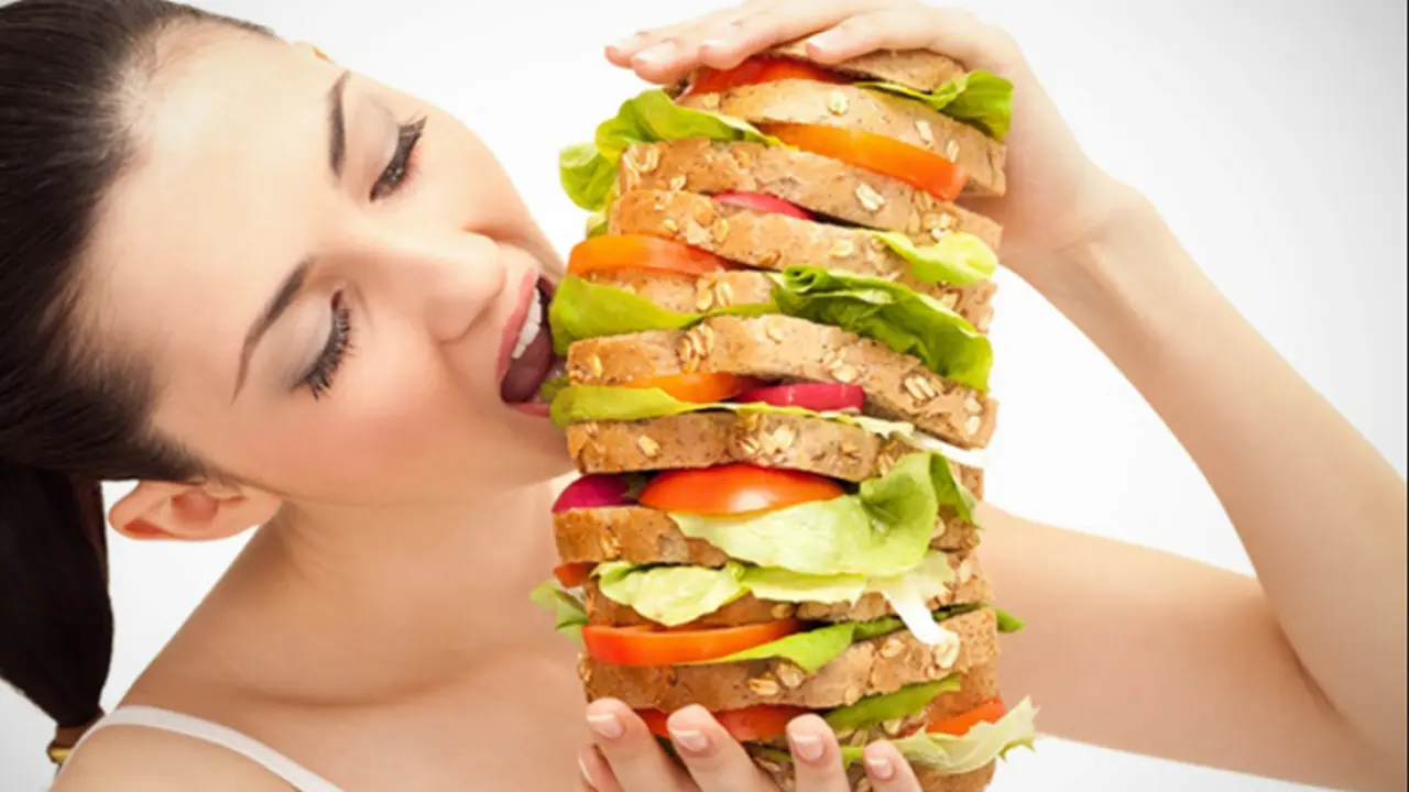 Una mujer comiendo. / RRSS.