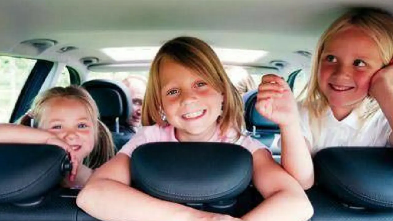 Ni&ntilde;os en un coche. RR SS.