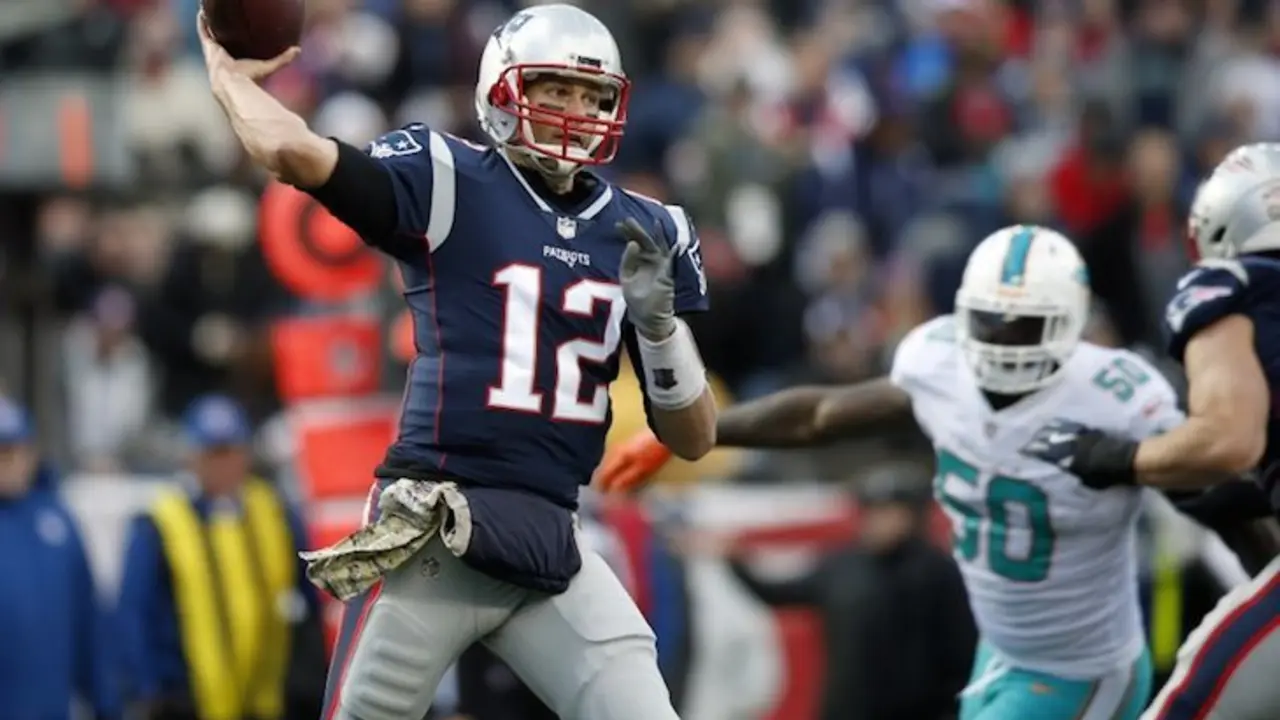 Tom Brady (12) y los Patriots lideran su sector sin mayores complicaciones. / Twitter.
