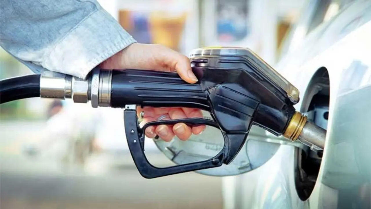Un surtidor en una gasolinera. / Motor a Fondo.