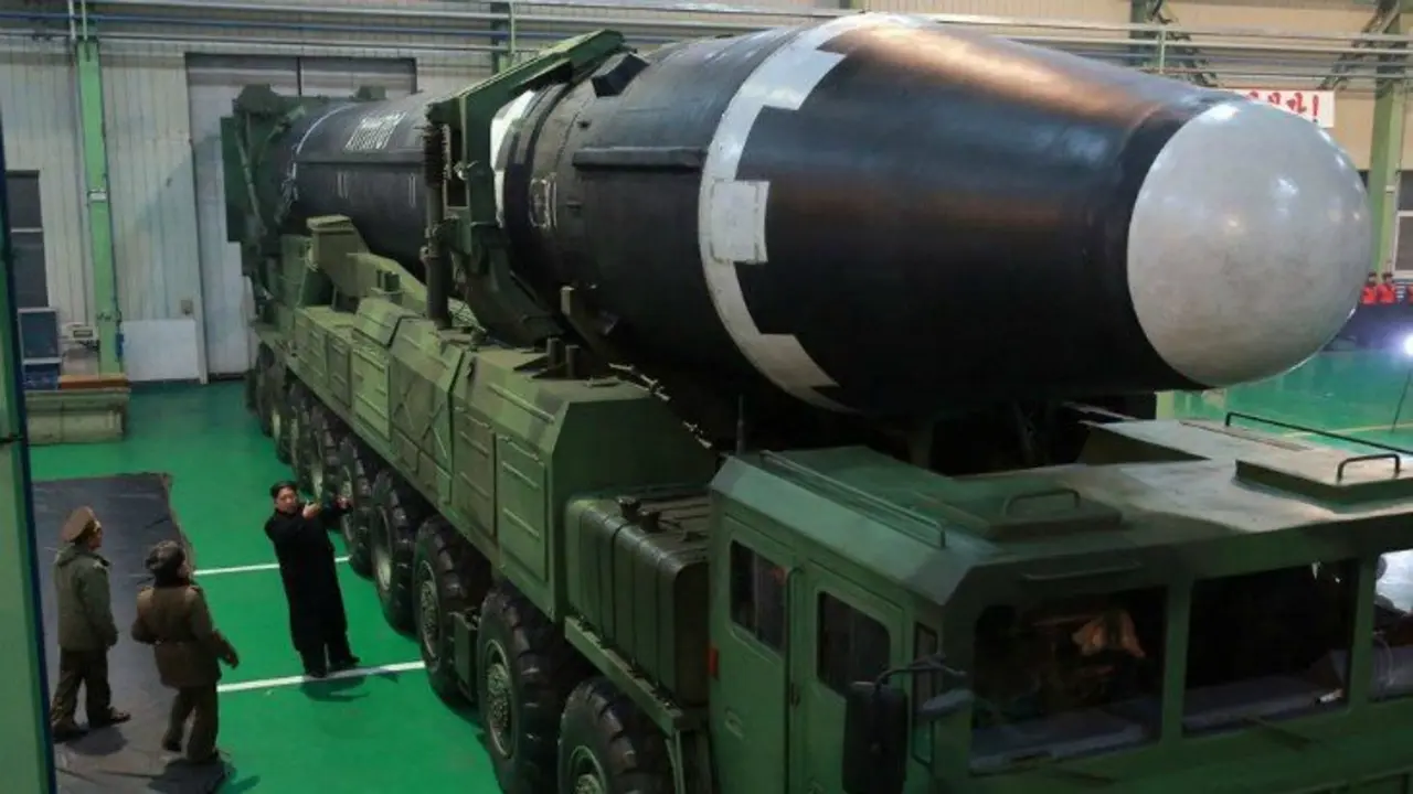 Kim Jong Un, lider supremo norcoreano, supervisando el ICBM Hwasong-15 antes del lanzamiento en 2017. / KCNA