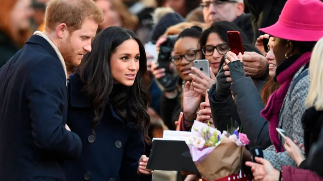 El pr&iacute;ncipe Enrique  y la actriz Meghan Markle en su visita a la ciudad de Nottingham.