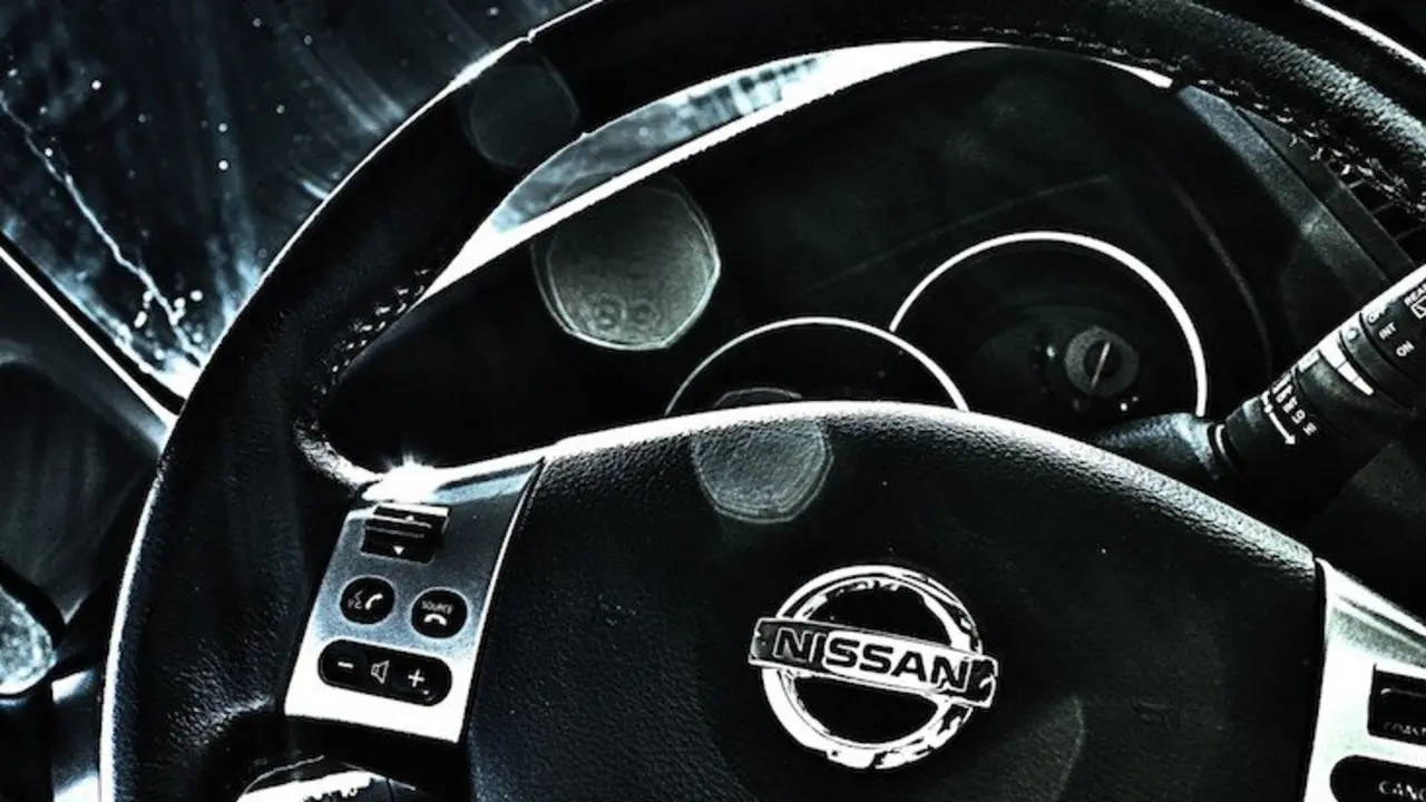 Logo de Nissan en un volante.