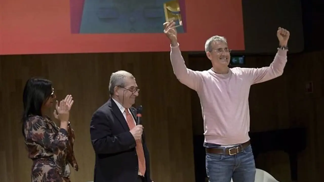Asier Sanz recibe el Premio Luigi Mari en la 29&ordm; Bienal Internacional del Humorismo en el Arte, Tolentino, Italia /Bienal