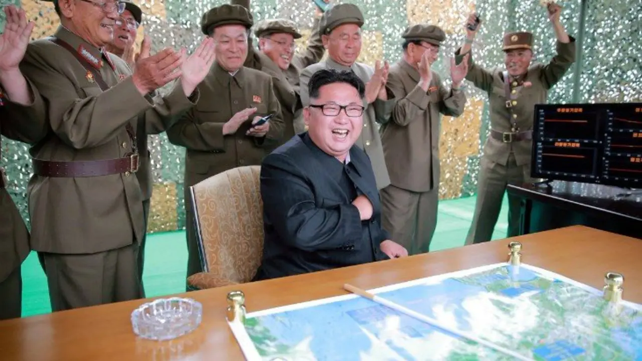 Kim Jong-Un, l&iacute;der supremo de Corea del Norte, celebrando el lanzamiento de un misil. / KCNA
