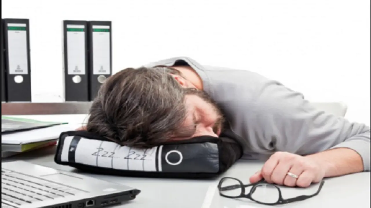 Hombre con resaca en la oficina.