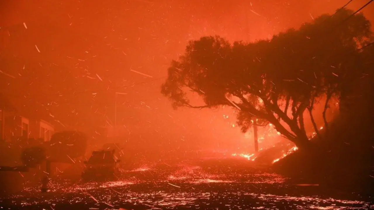 Thomas Fire, fen&oacute;meno de fuego en Ventura, California, Estados Unidos. Twitter @yamphoto