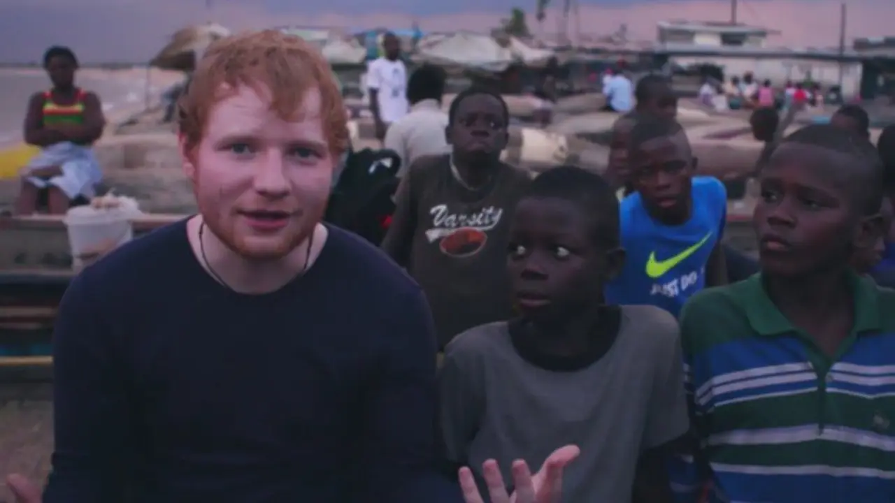 Ed Sheeran, cantante, junto a ni&ntilde;os abandonados en Liberia. The Sun.