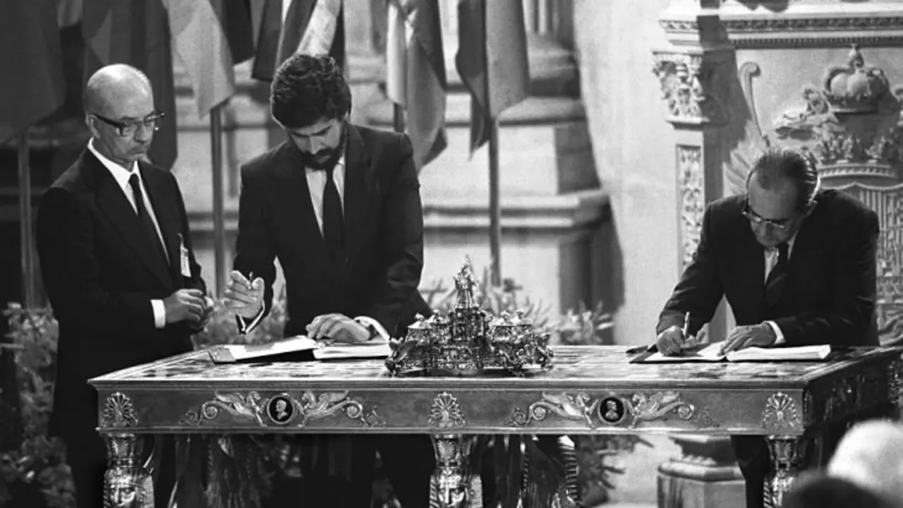 Manuel Marín y el ministro de Asuntos Exteriores, Fernando Morán, firman el tratado de adhesión de España a la Comunidad Europea, en 1985. / El País