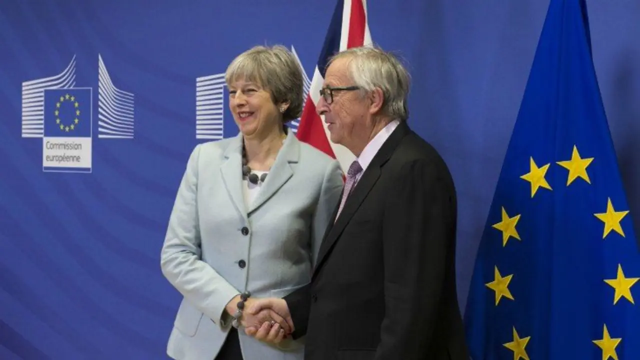 Theresa May, primera ministra brit&aacute;nica y Jean-Claude Juncker, jefe de la Comisi&oacute;n Europea. / Twitter @theresa_may