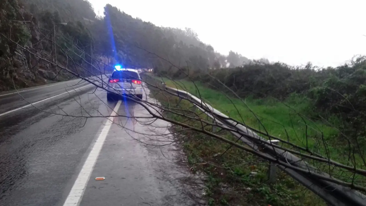 El temporal Ana va dejando muestras de su fuerza. / Polic&iacute;a Local de Moa&ntilde;a (Pontevedra)
