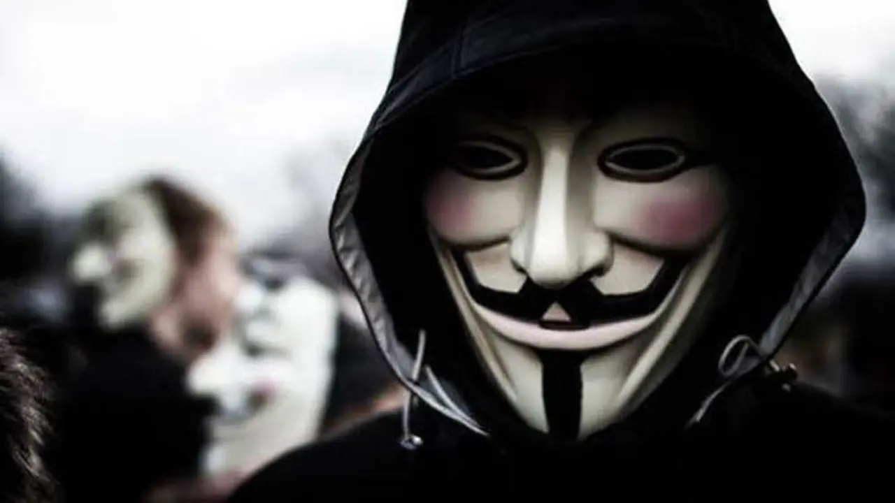 Una persona con la m&aacute;scara utilizada por Anonymous./ Wikimedia Commons