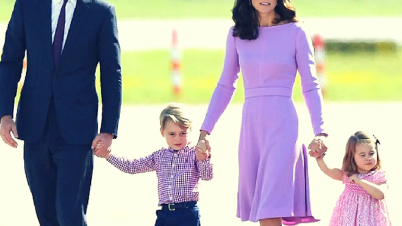 William y Catalina, duques de Cambridge, con sus hijos el pr&iacute;ncipe Jorge y la princesa Carlota. Pinterest.