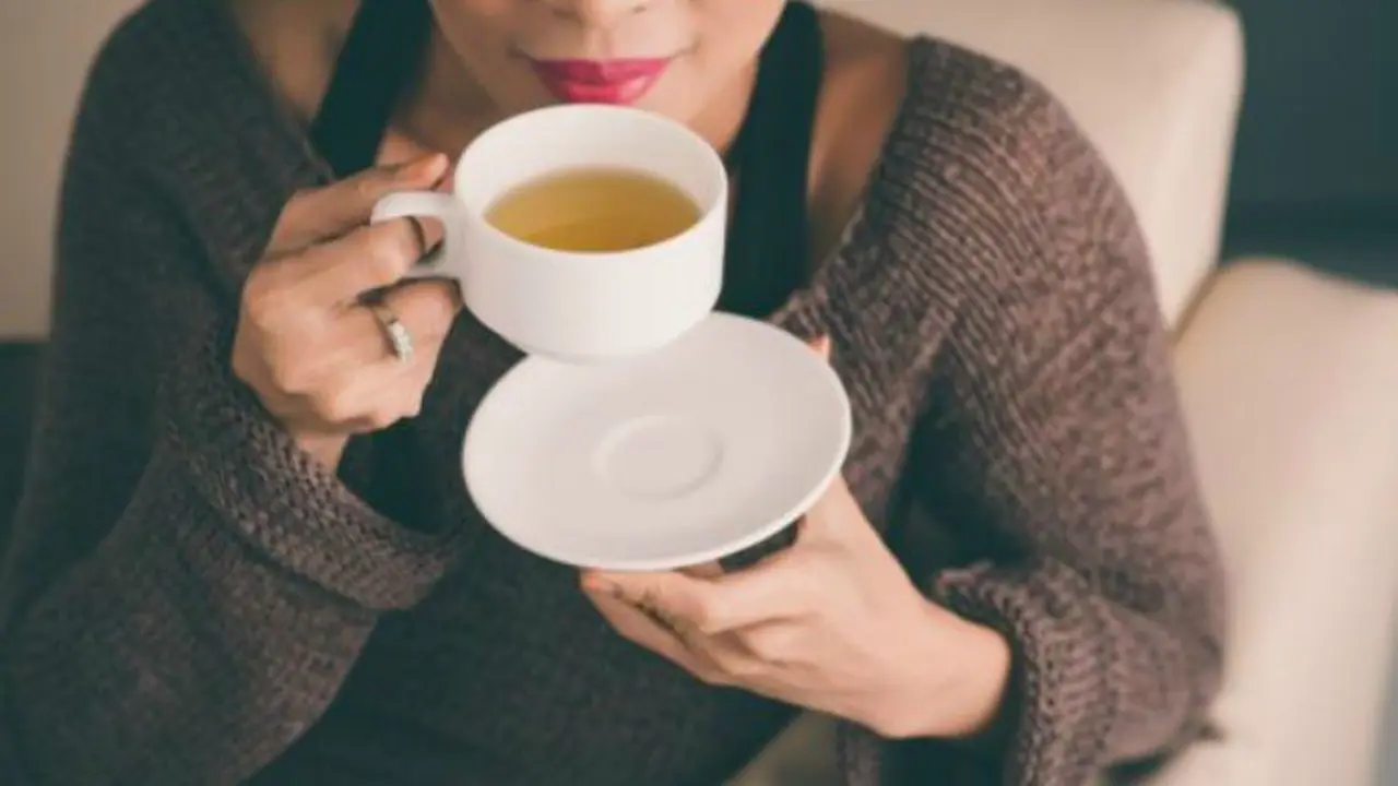 Mujer tomando t&eacute;. / Pexels.com.