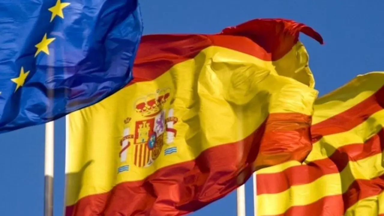 Banderas de Europa, Espa&ntilde;a y Catalu&ntilde;a. / Mundiario