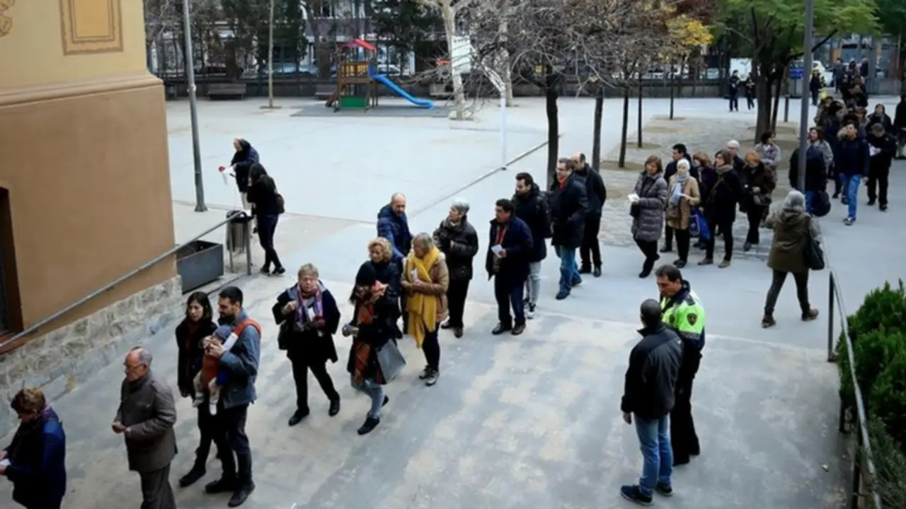 Colas para votar en Catalu&ntilde;a. RR SS.