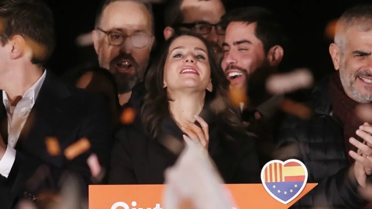 In&eacute;s Arrimadas, l&iacute;der y el partido Ciutadans celebrando los resultados de las elecciones del 21-D en Catalu&ntilde;a. Univisi&oacute;n.