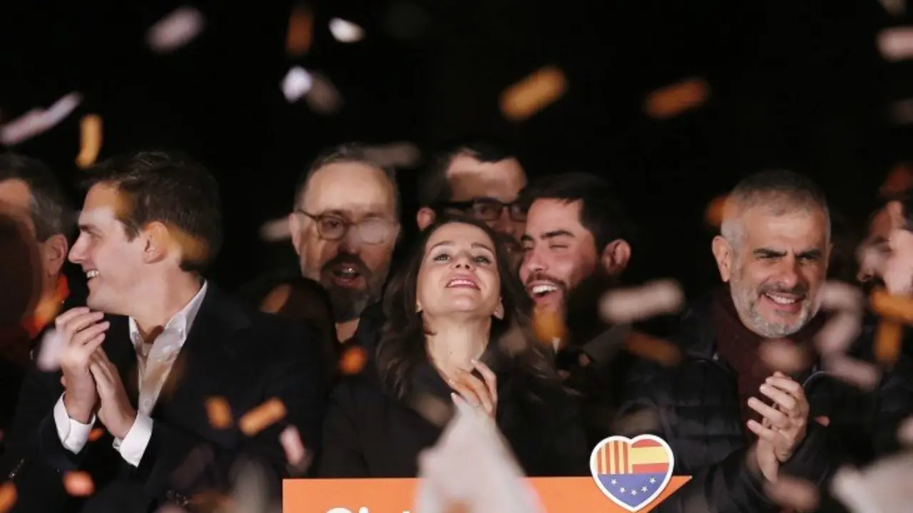 In&eacute;s Arrimadas, l&iacute;der y el partido Ciutadans celebrando los resultados de las elecciones del 21-D en Catalu&ntilde;a. Univisi&oacute;n.