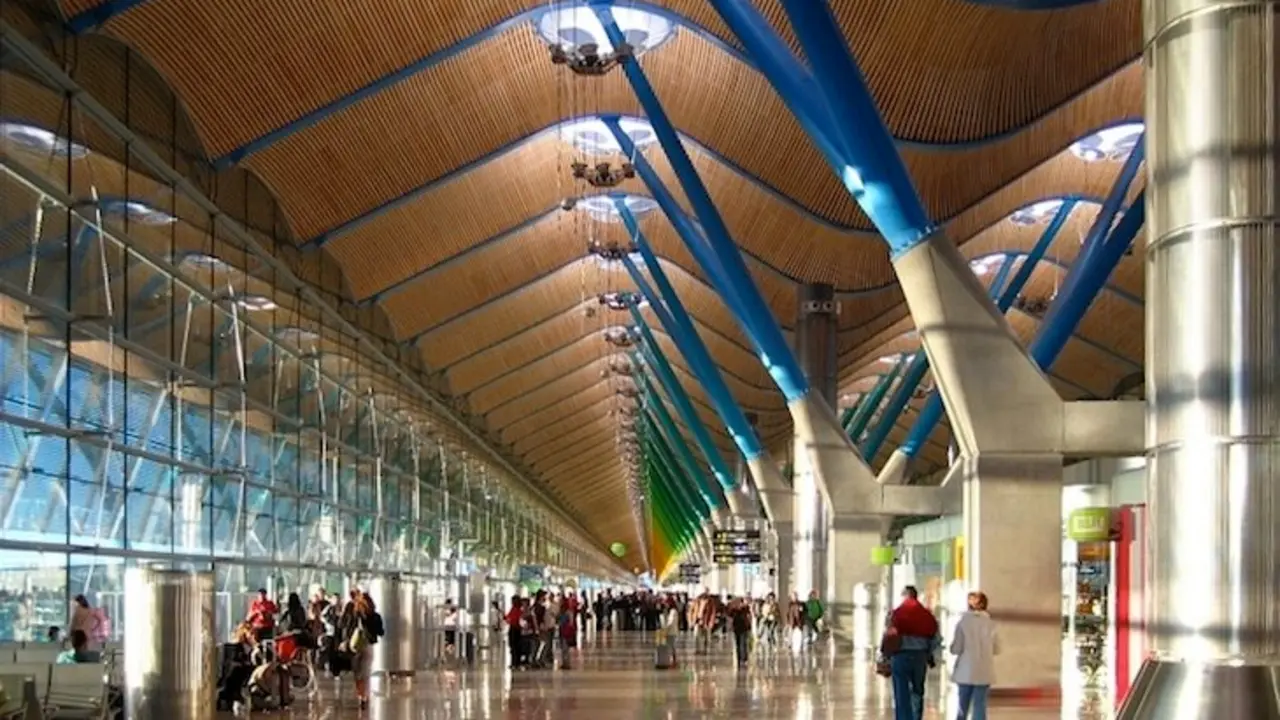 Interior del aeropuerto de Barajas, Madrid. / Mundiario